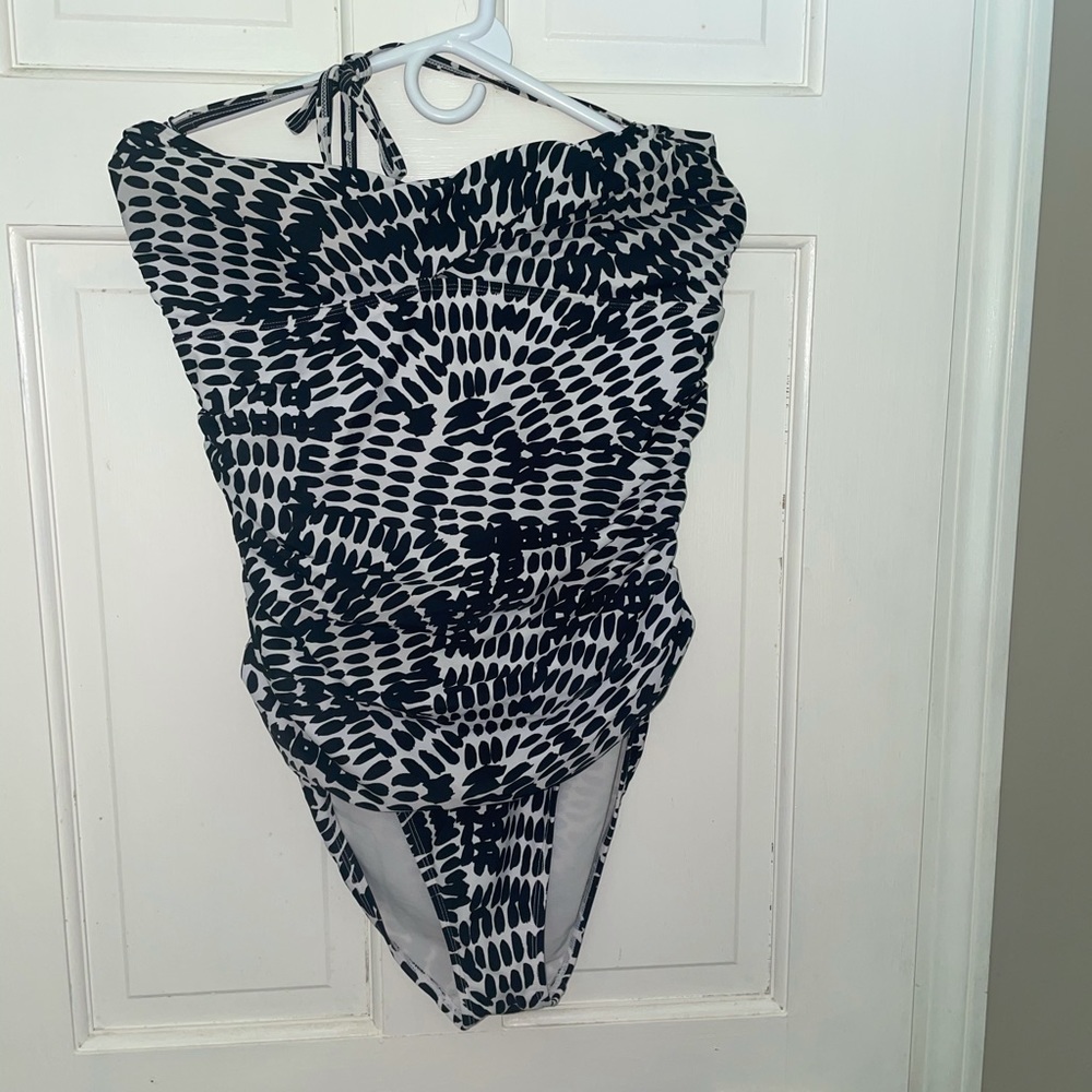 Old Navy black/white flattering one piece bathing suit size Large
